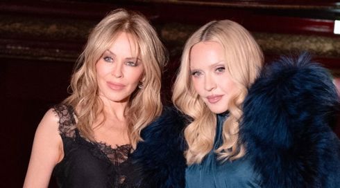 מדונה (מימין) עם קיילי מינוג, בתוכנית Madonna & Graham